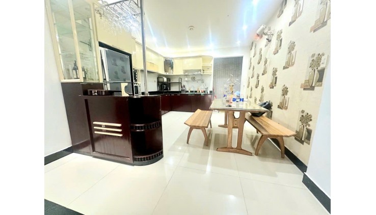 Bán biệt thự phố Tân Quy 
Nguyễn Thị Thập Trung tâm Q7 

NGANG 4 X 17 - ĐÚC BÊ  TÔNG
CÓ 130 TRIỆU M2