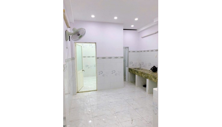 SÁT MẶT TIỀN Q4
DIỆN TÍCH ĐẤT 61,5 M2
ĐÚC BÊ TÔNG DƯỚI  49 TRIỆU M2