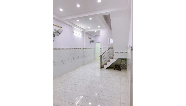 SÁT MẶT TIỀN Q4
DIỆN TÍCH ĐẤT 61,5 M2
ĐÚC BÊ TÔNG DƯỚI  49 TRIỆU M2