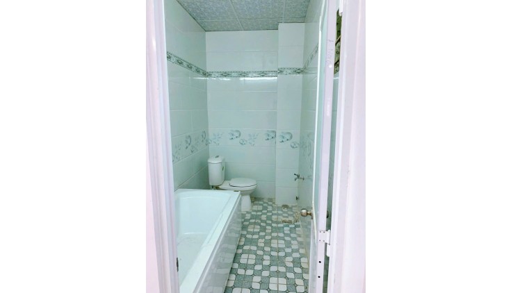 SÁT MẶT TIỀN Q4
DIỆN TÍCH ĐẤT 61,5 M2
ĐÚC BÊ TÔNG DƯỚI  49 TRIỆU M2