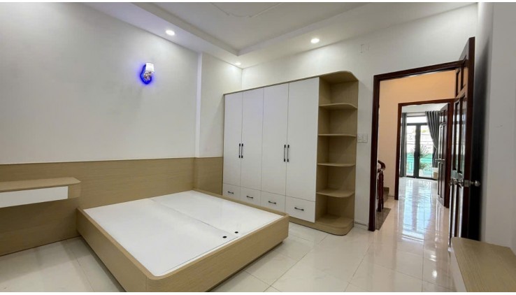Bán Nhà Lạc Long Quân HXH - 6 tầng 40m2 - Giảm giá sâu bán nhanh