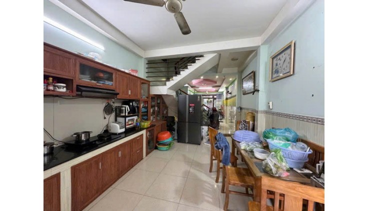 GIÁ MỀM NHẤT QUẬN BÌNH TÂN: 6.6 TỶ - Diện tích: 81m² (4x20m) - 3 TẦNG – HẺM XE TẢI THÔNG - 1 trệt, 2 lầu – 3PN, 3WC, phòng thờ, ban công -LH: 077 888