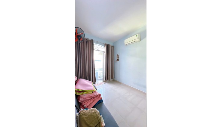 NGAY MẶT TIỀN ĐƯỜNG XE HƠI 

- TRUNG TÂM QUẬN 4
ĐÚC 3 TẦM 2 TỶ SỔ HÔNG RIÊNG