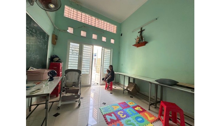 SÁT MẶ TIỀN 
TRUNG TÂM Q4 
NGANG 4 DÀI 11 
100 TRIÊU M2