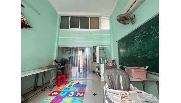 SÁT MẶ TIỀN 
TRUNG TÂM Q4 
NGANG 4 DÀI 11 
100 TRIÊU M2