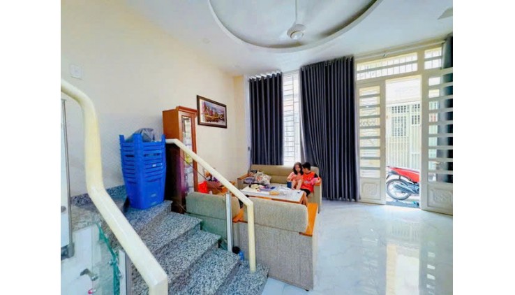 Giá tốt nhất quận Phú nhuận: 8.2 tỷ - PHAN ĐĂNG LƯU - DT:39M - 5.2X8.3M- nở hậu 5.5m - BTCT 4 tầng còn mới vào ở ngay. 4PN + sân thượng. 3WC - LH:
