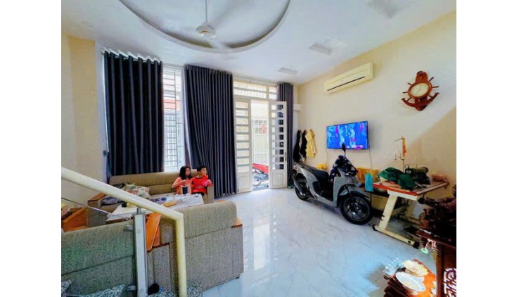 Giá tốt nhất quận Phú nhuận: 8.2 tỷ - PHAN ĐĂNG LƯU - DT:39M - 5.2X8.3M- nở hậu 5.5m - BTCT 4 tầng còn mới vào ở ngay. 4PN + sân thượng. 3WC - LH: