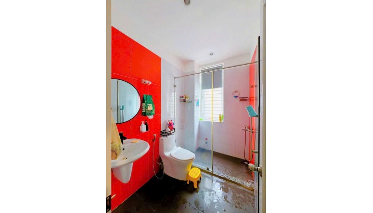 Giá tốt nhất quận Phú nhuận: 8.2 tỷ - PHAN ĐĂNG LƯU - DT:39M - 5.2X8.3M- nở hậu 5.5m - BTCT 4 tầng còn mới vào ở ngay. 4PN + sân thượng. 3WC - LH: