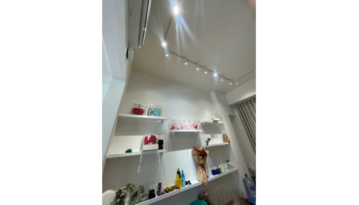Quận 3  ! SANG NHƯỢNG CH Hoa Tươi  MT vị trí bao đẹp, Tel : 0328752284 ( chính chủ )