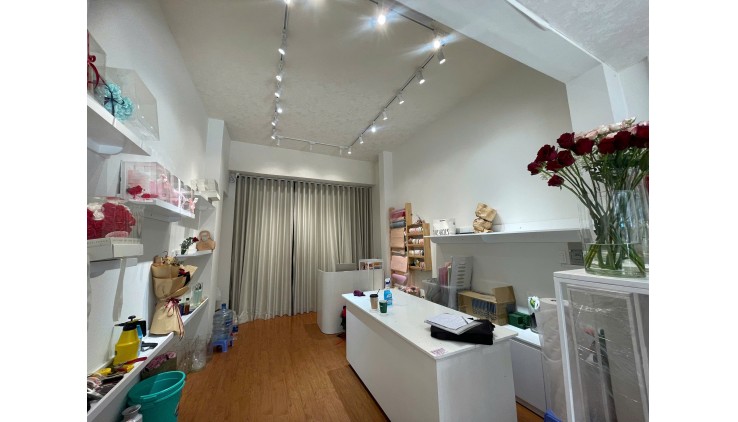 Quận 3  ! SANG NHƯỢNG CH Hoa Tươi  MT vị trí bao đẹp, Tel : 0328752284 ( chính chủ )
