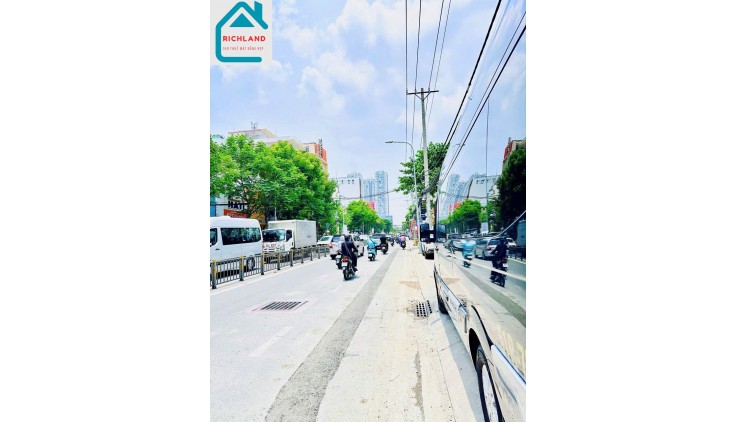Cho Thuê Nhà: 541 Nguyễn Thị Thập, Phường Tân Phong, Q7- Diện tích: 12m x 26m. Giá 200 Triệu