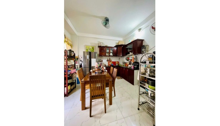 Bán gấp giá mềm nhất quận 8: 15 tỷ - Dương Bá Trạc, Phường 1- Diện tích: 4m x 12m - 1 trệt, 2 lầu + sân thượng -3 phòng ngủ, 4 toilet