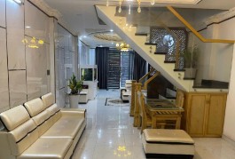 Măt tiền kinh doanh, xe ngủ trong nhà. Gần mặt tiền đường, giáp với đường Nguyễn Văn Linh