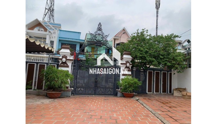 Bán nhà mặt tiền đường 179, P. Tân Phú, Q.9. Diện tích: 19x47.5m. Giá chỉ 40 tỷ.