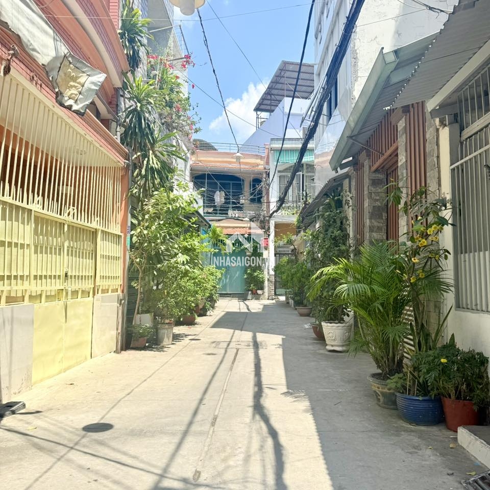 QUẬN 10 - NGÃ SÁU NGUYỄN TRI PHƯƠNG - 1 căn ra mặt tiền - 65m2, ngang 6.5m - giá cực hấp dẫn.