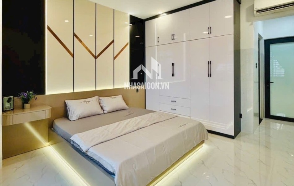 SIÊU PHẨM NHÀ PHỐ 4 LẦU ĐƯỜNG ÔTÔ THÔNG. SÁT BÊN SIÊU THỊ Emart PHƯỜNG 14 Gò Vấp