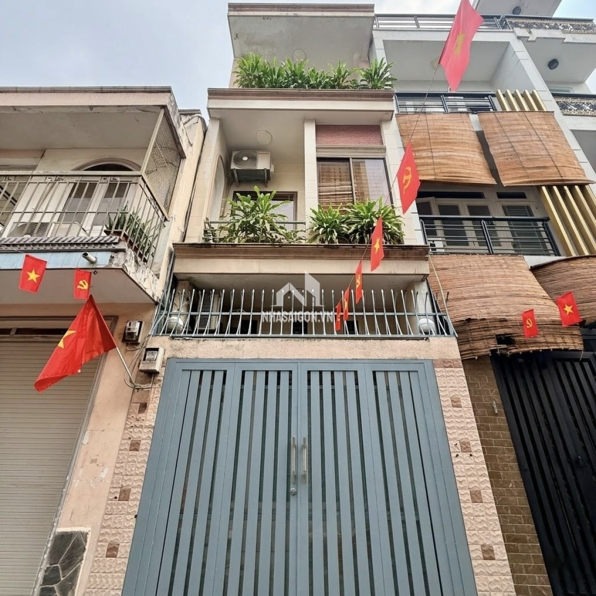 Nguyễn Trọng Tuyển - vòng xoay Lăng Cha Cả - 41m2 x 4T, hẻm thông, nhà cao thoáng.