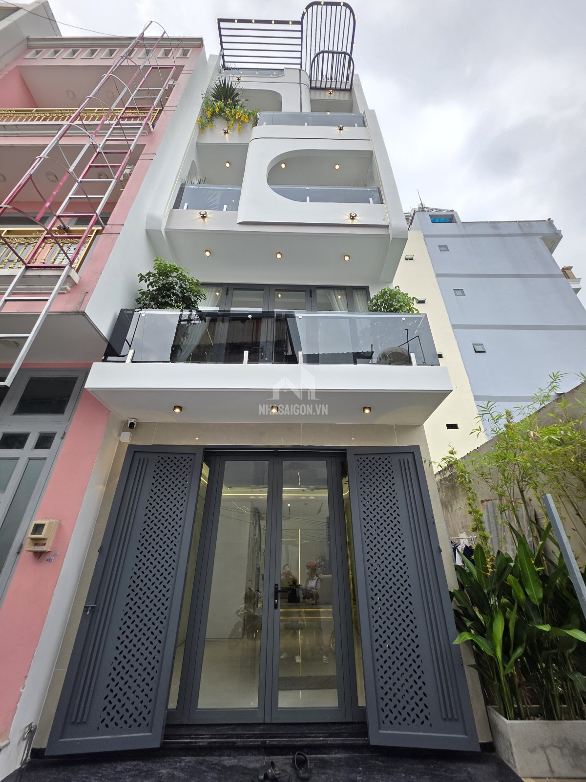 Nhà đẹp 3PN full nội thất hẻm xe hơi cách mặt tiền 15m đường Phan Huy Ích Gò Vấp