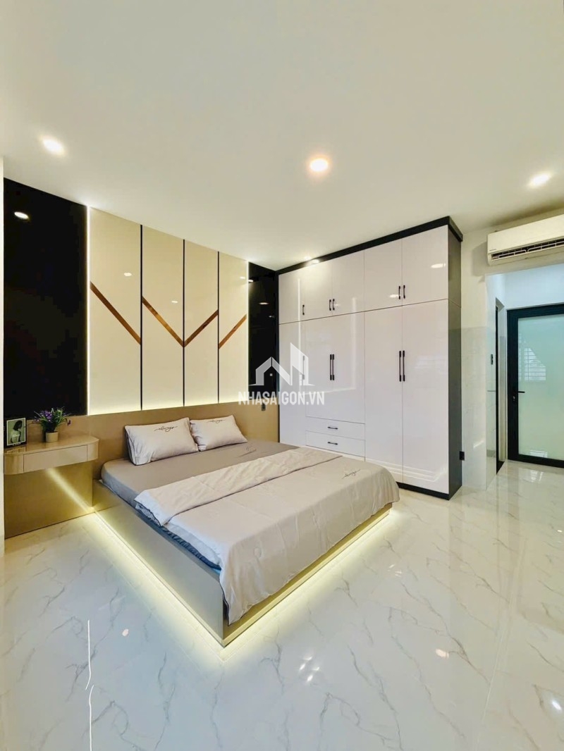 SIÊU PHẨM NHÀ PHỐ 4 LẦU ĐƯỜNG ÔTÔ THÔNG. SÁT BÊN SIÊU THỊ Emart PHƯỜNG 14 Gò Vấp
