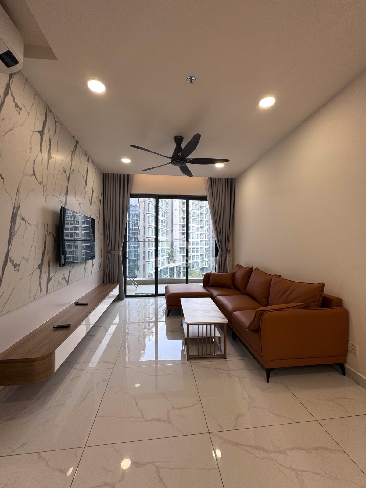 Cho thuê căn hộ chung cư Celadon city khu Centeri 3pn3wc