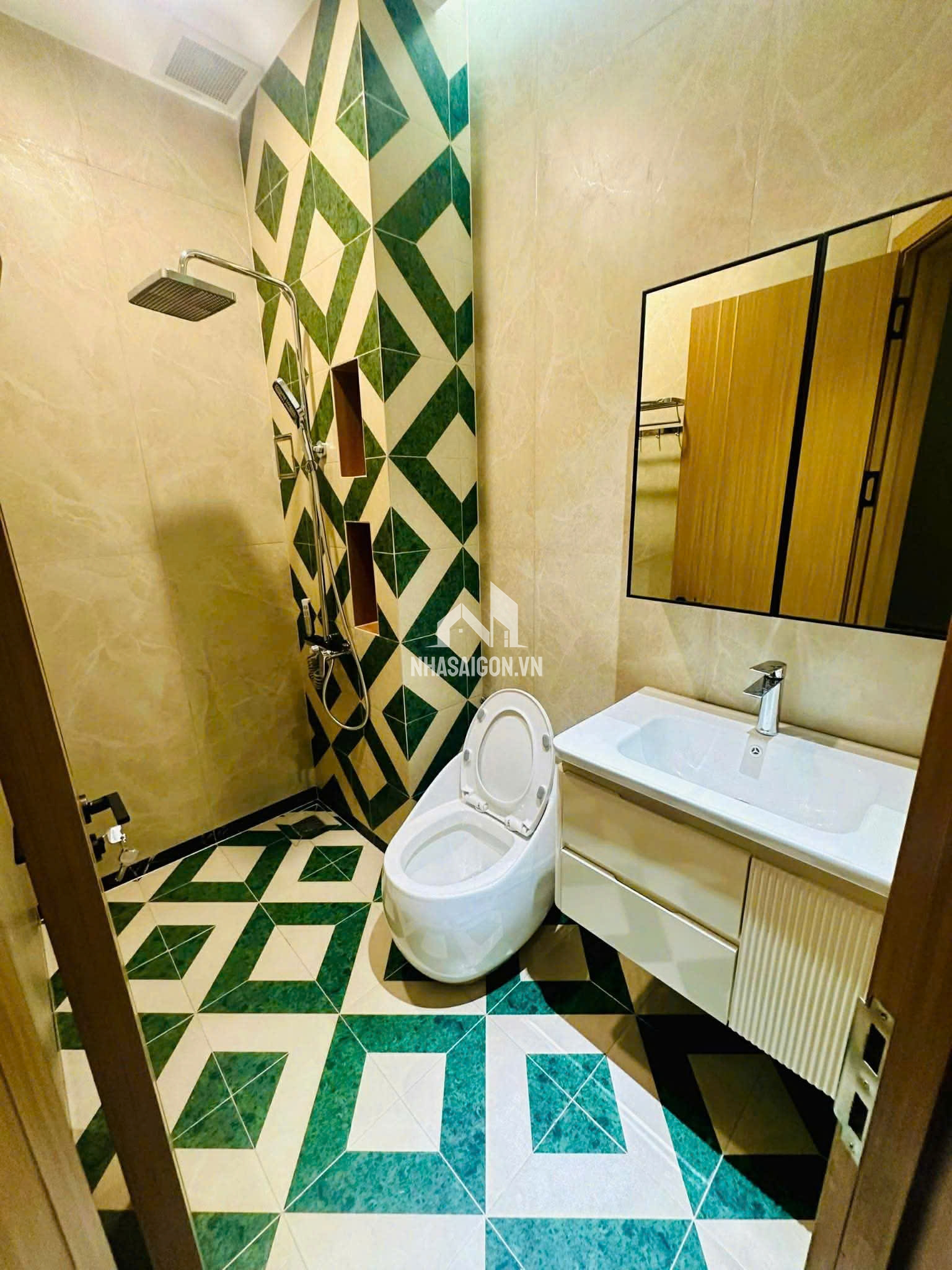 BÁN NHÀ HXH Phan Huy Ích NGAY GẦN TRƯỜNG CHINH, EMART 2 4 TẦNG - 4 PN - 5 WC