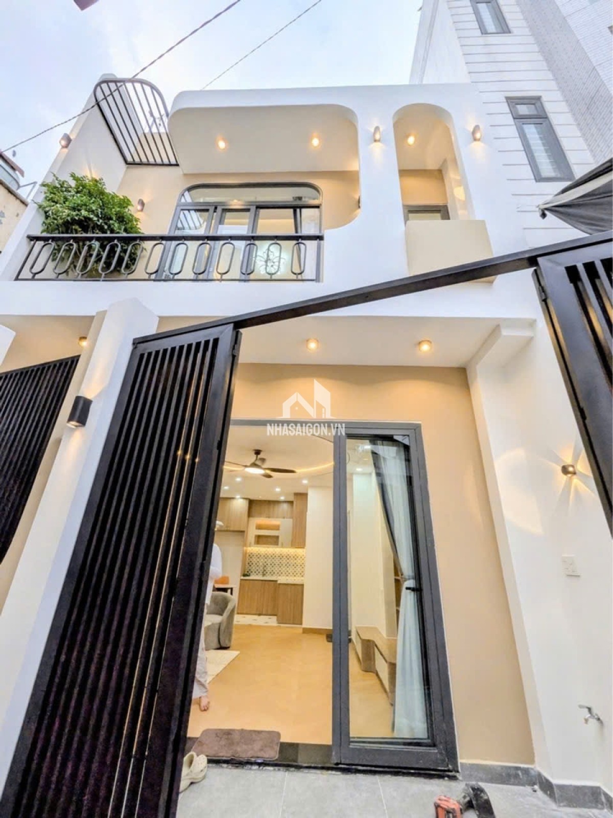 Nhà mới 45m2, 2 tầng, 3pn, 2 nvs, gần ĐH Văn Lang - Full nội thất giá chỉ 5,x tỷ